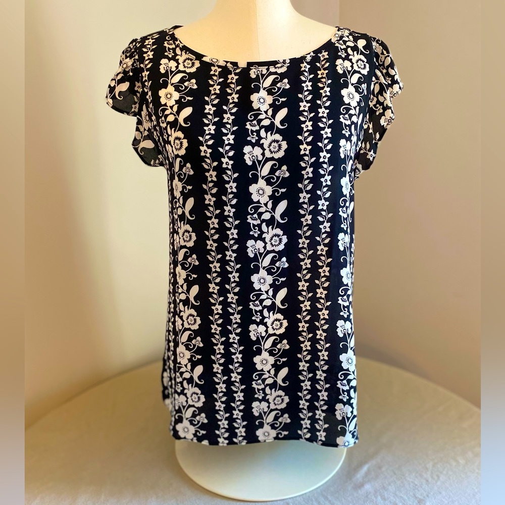 LOFT short sleeve floral top. Black & white in sz Med.